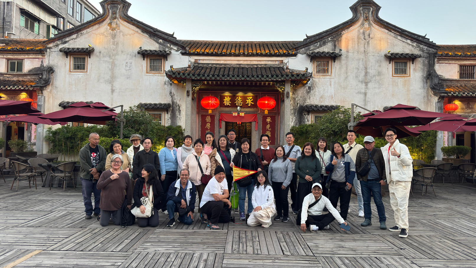 Rombongan Hakka Heritage Indonesia berfoto di depan Chengde Lou (承德楼) — bangunan pusaka Hakka dengan lampion merah dan gerbang khas Meizhou